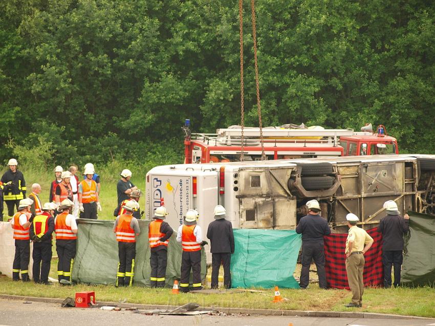 Schwerer Unfall mit Reisebus Lohmar Donrather Dreieck P435.JPG